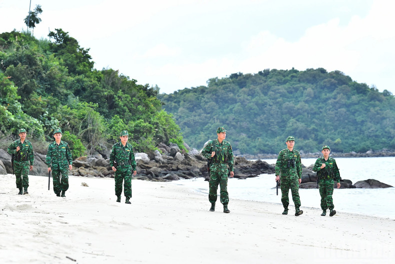 Les patrouilles pour renforcer la protection des frontières de la Patrie, que ce soit sur mer ou sur terre, en plaine ou en haute montagne, font peser de lourdes responsabilités sur les épaules des gardes-frontières. De plus, la dure vie sur une île isolée les a amenés à vivre davantage pour le mot « sacrifice » que pour leur propre raison de vivre.