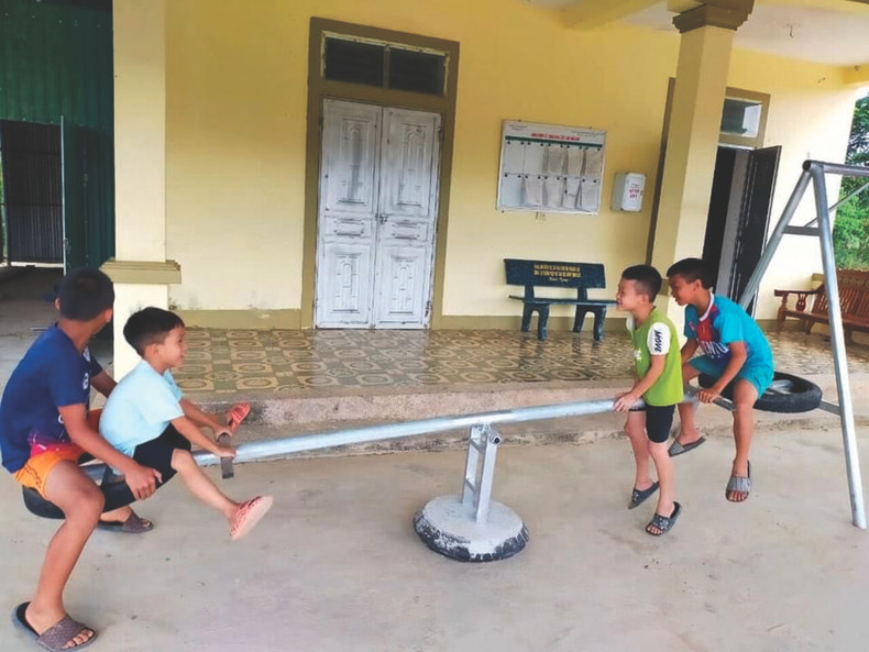 Les enfants apprécient leurs nouveaux jeux. Les enfants apprécient leurs nouveaux jeux.