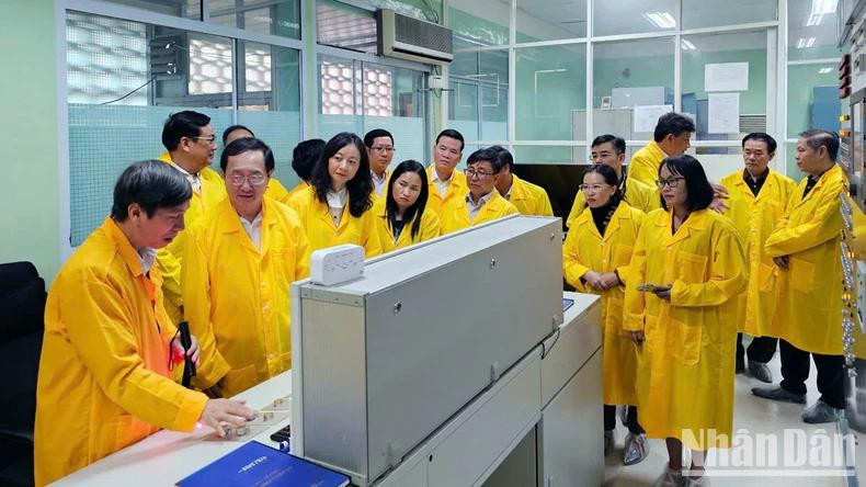 Ces dernières années, l'Institut de recherche nucléaire du Vietnam a appliqué les technologies nucléaires dans de nombreux domaines, tels que la médecine, l'industrie, l'agriculture et la protection de l'environnement, contribuant au développement socioéconomique local et national. Photo : NDEL Ces dernières années, l'Institut de recherche nucléaire du Vietnam a appliqué les technologies nucléaires dans de nombreux domaines, tels que la médecine, l'industrie, l'agriculture et la protection de l'environnement, contribuant au développement socioéconomique local et national. Photo : NDEL