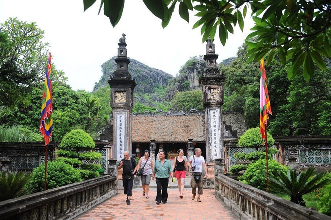 Visiteurs étrangers au temple du roi Dinh Tiên Hoàng, dans l’ancienne capitale Hoa Lu, province de Ninh Binh. Photo : VNA. Visiteurs étrangers au temple du roi Dinh Tiên Hoàng, dans l’ancienne capitale Hoa Lu, province de Ninh Binh. Photo : VNA.