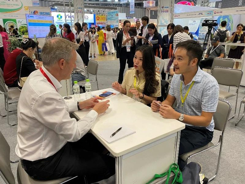 Le Salon "Vietnam International Sourcing 2023" a permis aux entreprises vietnamiennes de mieux s’adapter à la tendance croissante de l’intégration économique internationale et de renforcer leur connexion avec les réseaux de distribution et les importateurs étrangers. Photo: NDEL. Le Salon "Vietnam International Sourcing 2023" a permis aux entreprises vietnamiennes de mieux s’adapter à la tendance croissante de l’intégration économique internationale et de renforcer leur connexion avec les réseaux de distribution et les importateurs étrangers. Photo: NDEL.