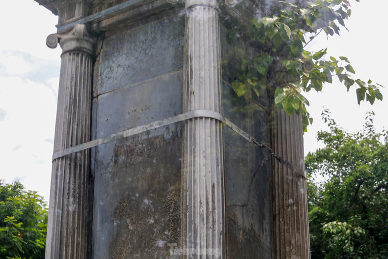 La fontaine du Crapaud porte des ceintures de protection en acier. Photo : tienphong.vn. La fontaine du Crapaud porte des ceintures de protection en acier. Photo : tienphong.vn.
