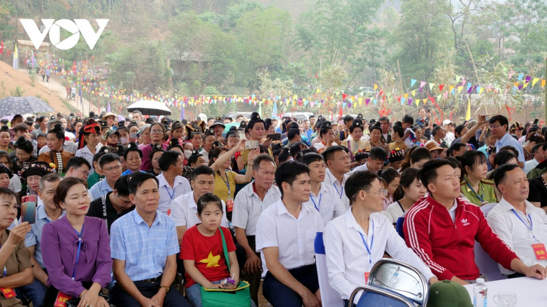 La fête a attiré la participation d'un grand nombre d’habitants et de touristes. De nombreuses activités spirituelles et culturelles et des jeux folkloriques ont eu lieu : cérémonie de prière pour la bonne récolte et la pluie, l'attachement des fils colorés aux poignets pour souhaiter bonne santé et bonne chance, la danse « Lam Vong », etc. Photo: VOV.