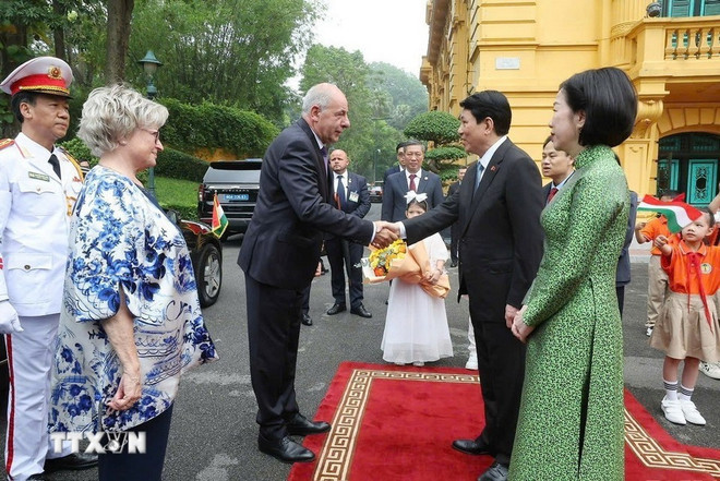 Le président Luong Cuong et son épouse ont présidé ce mercredi matin, 28 mai à Hanoi, la cérémonie d'accueil officielle du président hongrois Sulyok Tamas et de son épouse en visite officielle du 27 au 29 mai au Vietnam. Photo : VNA. Le président Luong Cuong et son épouse ont présidé ce mercredi matin, 28 mai à Hanoi, la cérémonie d'accueil officielle du président hongrois Sulyok Tamas et de son épouse en visite officielle du 27 au 29 mai au Vietnam. Photo : VNA.