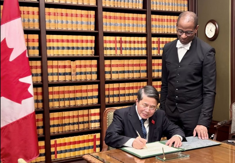 Le vice-président de l'AN Nguyen Duc Hai (à gauche) écrit dans un livre souvenir lors d'une rencontre avec le président de la Chambre des communes du Canada, Greg Fegus. Photo: VNA Le vice-président de l'AN Nguyen Duc Hai (à gauche) écrit dans un livre souvenir lors d'une rencontre avec le président de la Chambre des communes du Canada, Greg Fegus. Photo: VNA