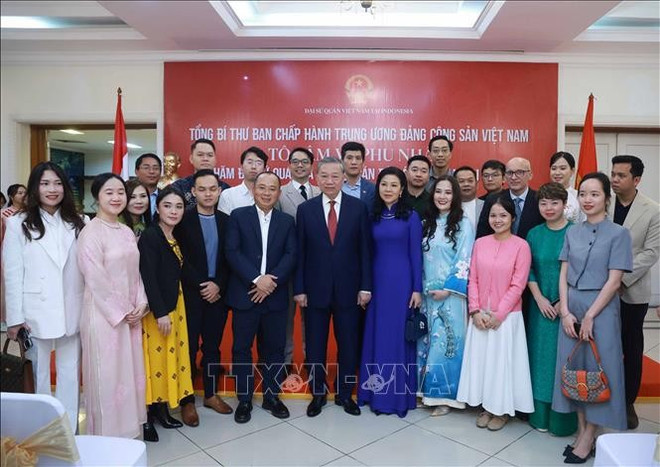 Le secrétaire général du Parti Tô Lâm pose avec les diplomates et les représentant de la communauté vietnamienne en Indonésie. Photo : VNA. Le secrétaire général du Parti Tô Lâm pose avec les diplomates et les représentant de la communauté vietnamienne en Indonésie. Photo : VNA.