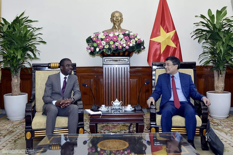 Le vice-ministre permanent des Affaires étrangères, Nguyen Minh Vu (à droite), qui est également président de la Commission nationale vietnamienne pour l'UNESCO, et Lazare Eloundou Assomo, directeur du Centre du patrimoine mondial de l'UNESCO, le 19 mai à Hanoï. Photo : baoquocte.vn Le vice-ministre permanent des Affaires étrangères, Nguyen Minh Vu (à droite), qui est également président de la Commission nationale vietnamienne pour l'UNESCO, et Lazare Eloundou Assomo, directeur du Centre du patrimoine mondial de l'UNESCO, le 19 mai à Hanoï. Photo : baoquocte.vn