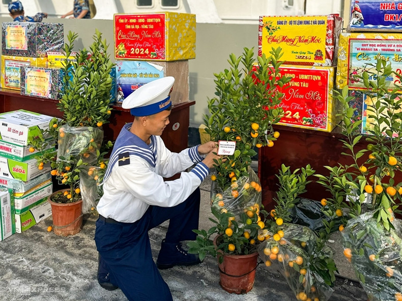 Les soldats participent au transport des cadeaux du Têt sur le navire, dans la matinée du 9 janvier. Photo : Cao Cuong.