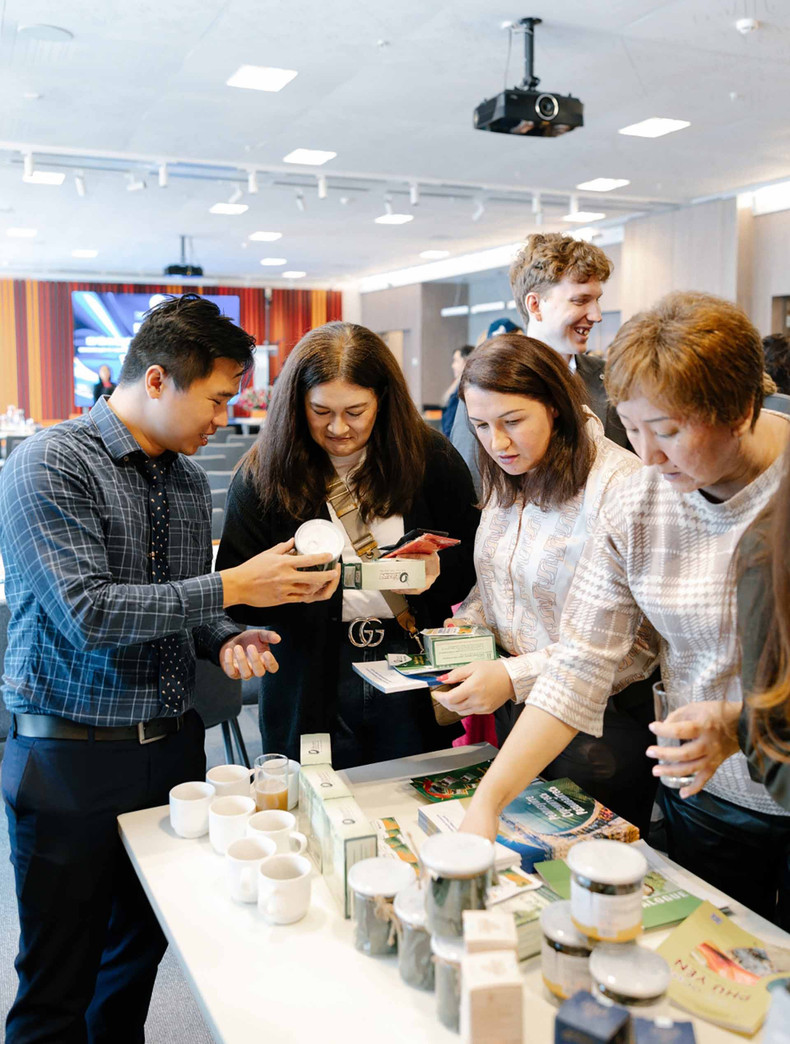De nombreux produits vietnamiens sont présentés lors de la conférence. Photo: baoquocte.vn. De nombreux produits vietnamiens sont présentés lors de la conférence. Photo: baoquocte.vn.