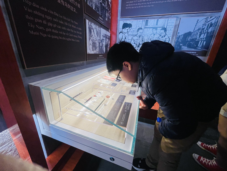 La visite du monument permet aux touristes de mieux comprendre la vie et la carrière révolutionnaire du Président Hô Chi Minh. La visite du monument permet aux touristes de mieux comprendre la vie et la carrière révolutionnaire du Président Hô Chi Minh.