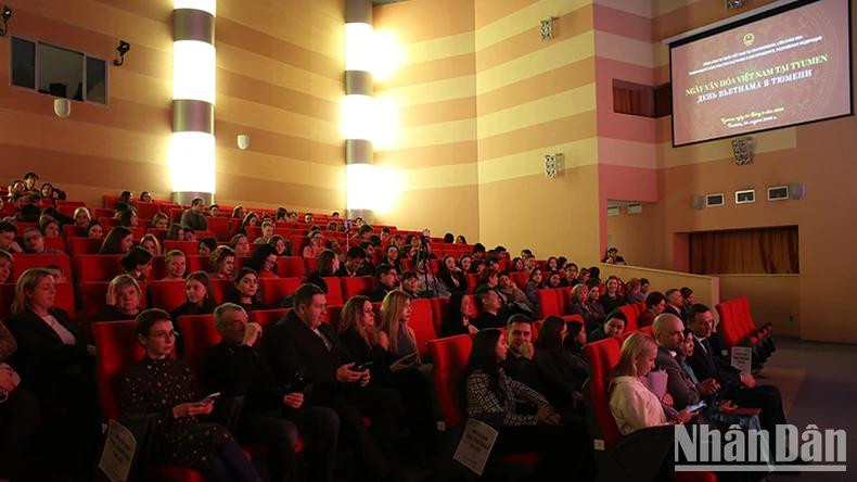 La Journée culturelle du Vietnam à Tioumen a fait forte impression auprès des amis étrangers, dont les Russes, contribuant de manière importante à approfondir les relations d’amitié de longue date et de partenariat stratégique intégral entre le Vietnam et la Russie. Photo : NDEL. La Journée culturelle du Vietnam à Tioumen a fait forte impression auprès des amis étrangers, dont les Russes, contribuant de manière importante à approfondir les relations d’amitié de longue date et de partenariat stratégique intégral entre le Vietnam et la Russie. Photo : NDEL.