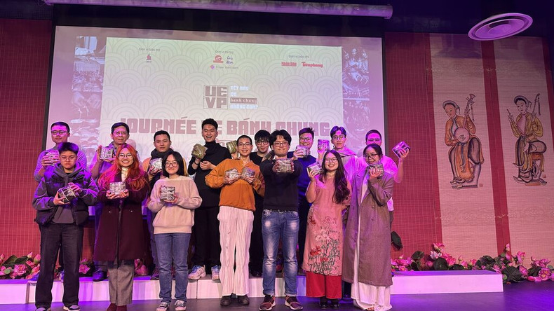 Des étudiants vietnamiens en France lors d’un programme du Têt du Dragon 2024, à Paris. Photo : VNA. Des étudiants vietnamiens en France lors d’un programme du Têt du Dragon 2024, à Paris. Photo : VNA.