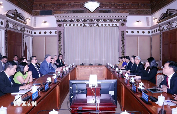 Vo Van Hoan, vice-président du Comité populaire de Hô Chi Minh-Ville, reçoit Joseph Nguyen, sénateur de l'État de Washington (États-Unis), et la délégation de cet État en visite de travail dans la mégapole du Sud. Photo: VNA Vo Van Hoan, vice-président du Comité populaire de Hô Chi Minh-Ville, reçoit Joseph Nguyen, sénateur de l'État de Washington (États-Unis), et la délégation de cet État en visite de travail dans la mégapole du Sud. Photo: VNA