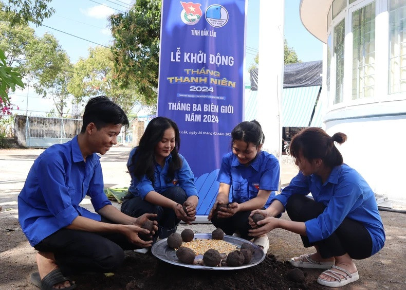 Dans le cadre du Mois de la jeunesse, les jeunes de Dak Lak mènent plusieurs activités concrètes et significatives : réparer des routes vicinales, planter des arbres, prendre soin des jeunes et des familles en difficulté, etc... Toutes ces activités traduisent leur engagement en faveur du développement socio-économique et de la défense de la souveraineté nationale. Photo : NDEL.