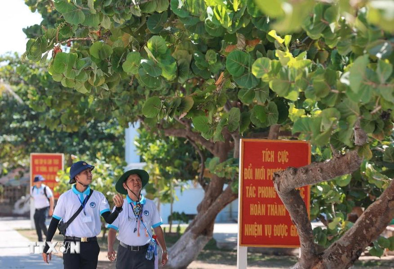 Grâce aux efforts inlassables de l'armée et de la population des îles, les arbres ont contribué à améliorer le climat local rigoureux. Grâce aux efforts inlassables de l'armée et de la population des îles, les arbres ont contribué à améliorer le climat local rigoureux.