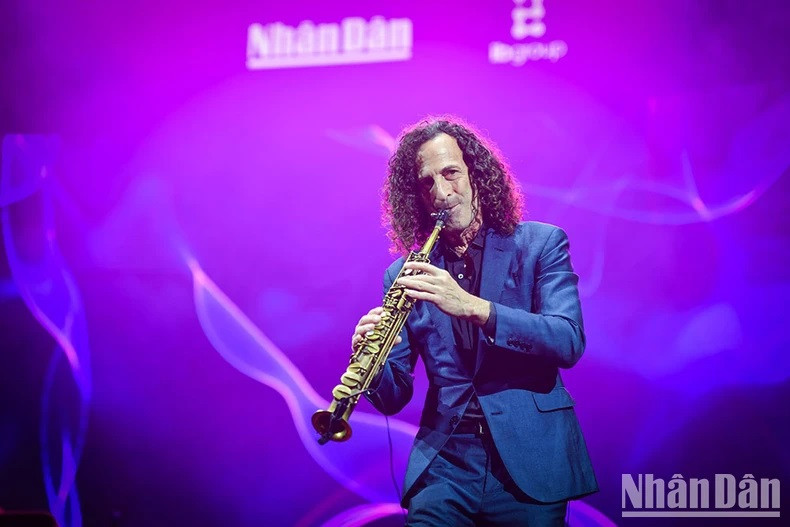 Le saxophoniste américain légendaire Kenny G lors de son concert «Kenny G Live In Vietnam». Photo : Thành Dat/NDEL. Le saxophoniste américain légendaire Kenny G lors de son concert «Kenny G Live In Vietnam». Photo : Thành Dat/NDEL.