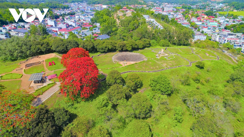 La colline A1 (ou Éliane 2 pour les Français) est le site le plus connu de la bataille de Diên Biên Phu. Durant la campagne de Diên Biên Phu, elle fut le théâtre des combats les plus acharnés entre les armées vietnamienne et française. Photo: VOV. La colline A1 (ou Éliane 2 pour les Français) est le site le plus connu de la bataille de Diên Biên Phu. Durant la campagne de Diên Biên Phu, elle fut le théâtre des combats les plus acharnés entre les armées vietnamienne et française. Photo: VOV.