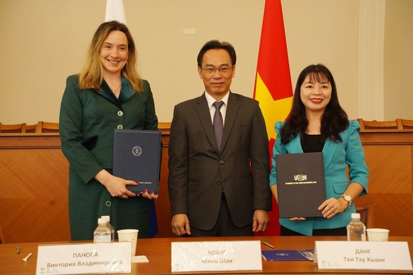 Les dirigeants de l'école russe HSE et de l'Université vietnamienne des sciences sociales et humaines signent un accord de coopération. Photo: VNA Les dirigeants de l'école russe HSE et de l'Université vietnamienne des sciences sociales et humaines signent un accord de coopération. Photo: VNA