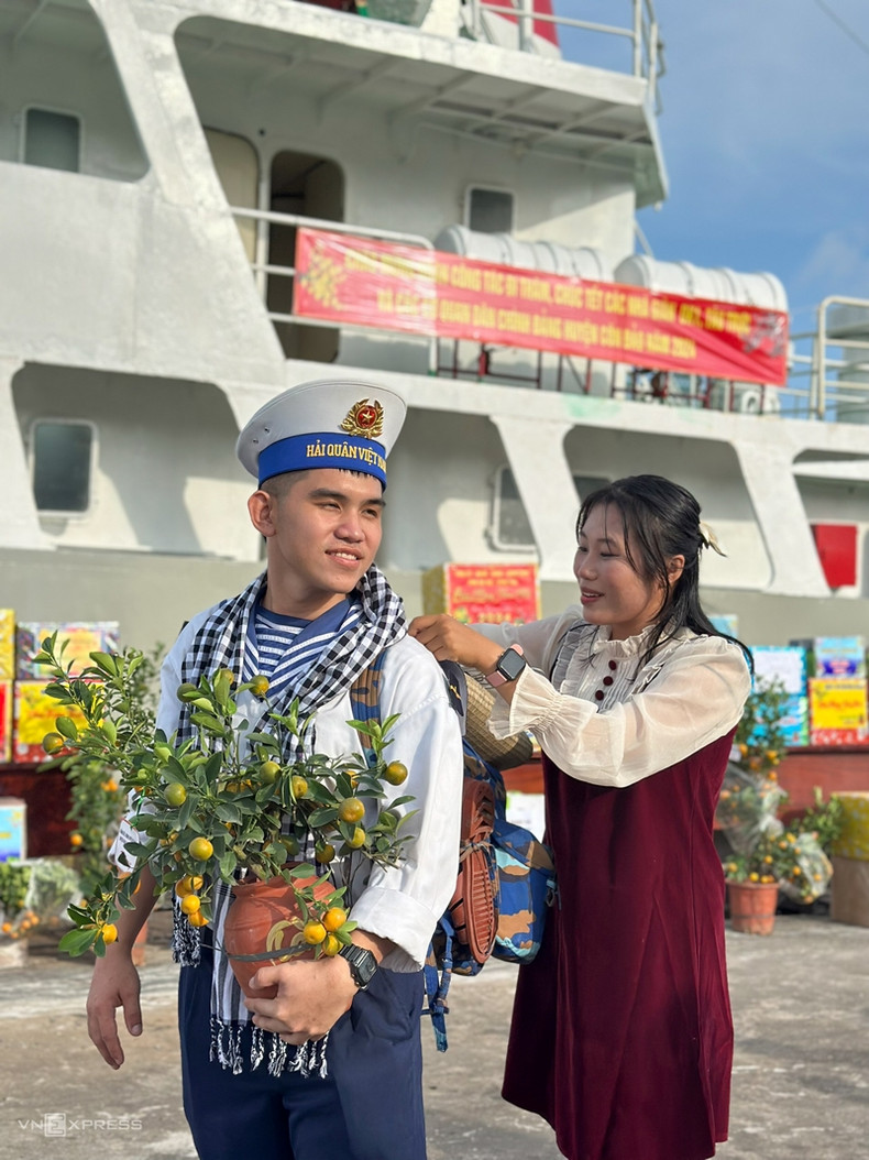 La petite amie est venue dire au revoir à un soldat en service. Photo : Vnexpress.