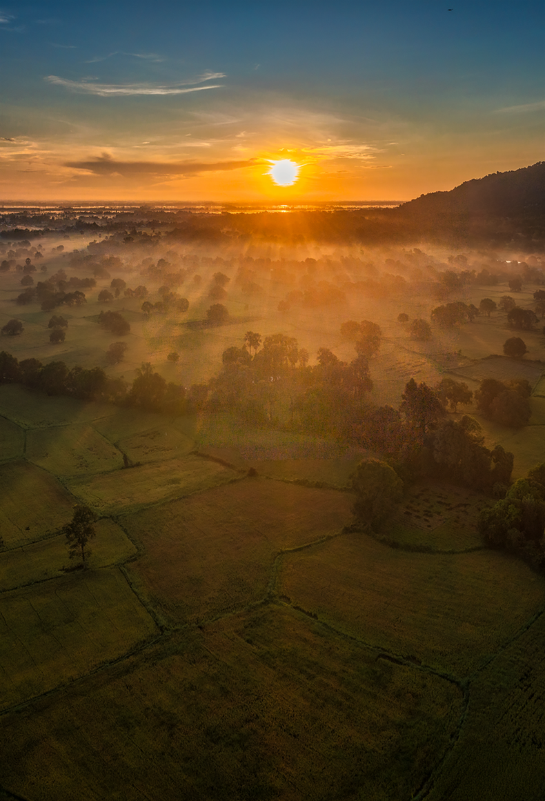 Les rizières de Tà Pạ sont aussi réputées pour la "chasse aux nuages" le matin et les couchers de soleil qui attirent de nombreux visiteurs. Toutefois, selon M. Điền, pour capturer les nuages dans cette région, il est essentiel de vérifier attentivement les conditions météorologiques, car brume et nuages ne sont pas toujours au rendez-vous. Les rizières de Tà Pạ sont aussi réputées pour la "chasse aux nuages" le matin et les couchers de soleil qui attirent de nombreux visiteurs. Toutefois, selon M. Điền, pour capturer les nuages dans cette région, il est essentiel de vérifier attentivement les conditions météorologiques, car brume et nuages ne sont pas toujours au rendez-vous.