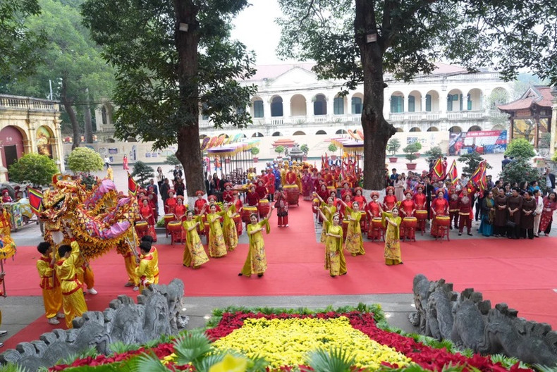 La procession de palanquins des rois dans la cour du palais Kinh Thiên, au coeur de la cité impériale de Thang Long. Photo: NDEL.