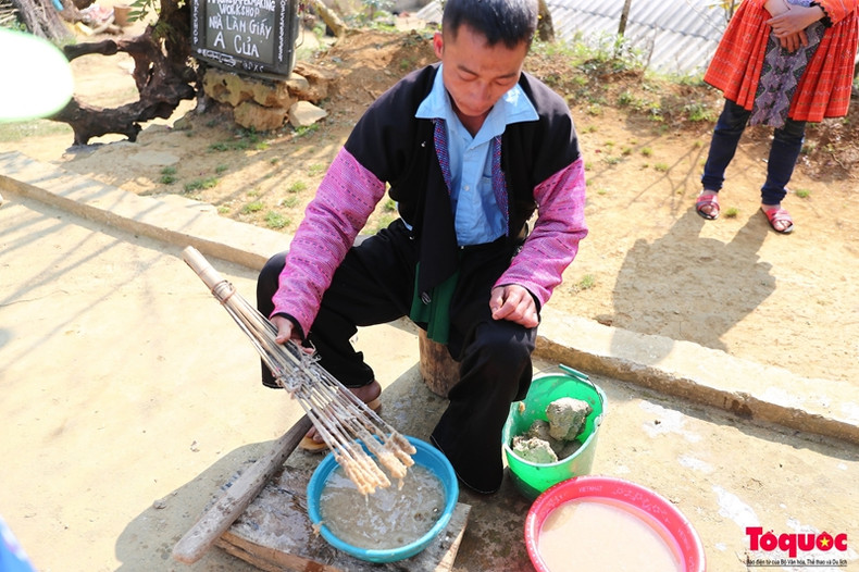 Le papier est généralement produit à partir de trois matériaux principaux: écorce du dướng, jeune bambou et paille, qui sont disponibles dans la nature. Le papier est généralement produit à partir de trois matériaux principaux: écorce du dướng, jeune bambou et paille, qui sont disponibles dans la nature.