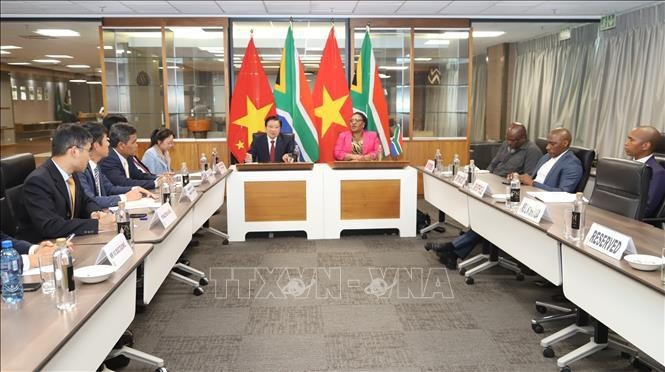 Entrevue entre le le membre du Politburo et secrétaire du Comité central du PCV Phan Dinh Trac et la présidente de l’Assemblée nationale sud-africaine Thokozile Didiza. Photo: VNA Entrevue entre le le membre du Politburo et secrétaire du Comité central du PCV Phan Dinh Trac et la présidente de l’Assemblée nationale sud-africaine Thokozile Didiza. Photo: VNA