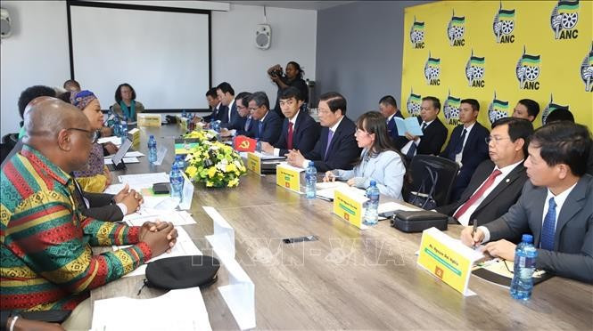 Entrevue entre la délégation vietnamienne et la vice-première secrétaire de l'ANC Nomvula Mokonyane. Photo: VNA Entrevue entre la délégation vietnamienne et la vice-première secrétaire de l'ANC Nomvula Mokonyane. Photo: VNA