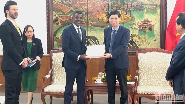 Malgré la grande distance géographique, le Vietnam et la Dominique partagent de nombreuses similitudes, dont l’aspiration à préserver la paix, la stabilité et le développement durable de la région et du monde, a noté le ministre dominiquais Vince Henderson. Photo : NDEL.