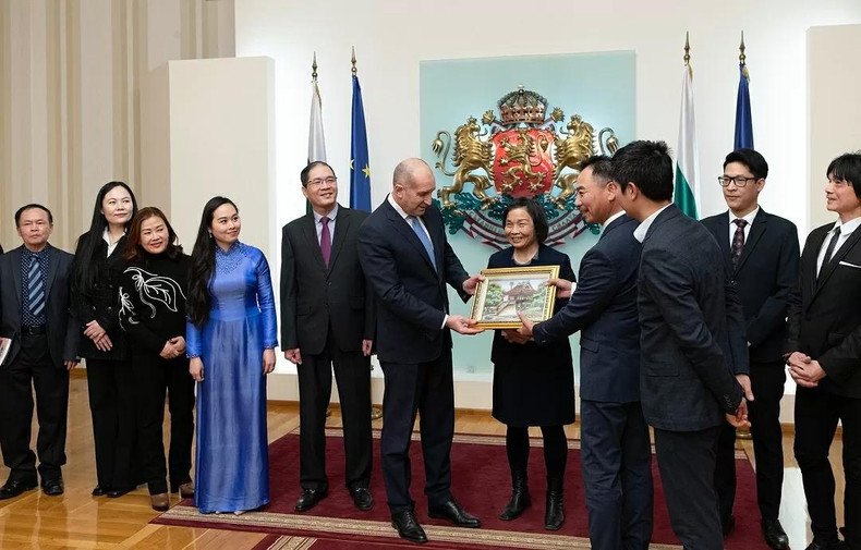 Au nom des associations vietnamiennes en Bulgarie, le président de l'Association des Vietnamiens résidant en Bulgarie, Nguyen Quang Tuan, a offert un cadeau souvenir au président Roumen Radev. Photo : baoquocte.vn Au nom des associations vietnamiennes en Bulgarie, le président de l'Association des Vietnamiens résidant en Bulgarie, Nguyen Quang Tuan, a offert un cadeau souvenir au président Roumen Radev. Photo : baoquocte.vn