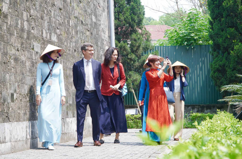 La Citadelle impériale de Thang Long, qui s’étend sur une superficie totale de 18,395 ha, comprend aujourd’hui les bâtiments au 19 C, rue Hoàng Diêu, et les vestiges de la zone archéologique au 18, de la même rue, dans l’arrondissement de Ba Dinh, à Hanoï. Selon les archives, la citadelle a été construite sur des terrains drainés du fleuve Rouge sous les règnes des dynasties des Ly (1010 – 1225), des Trân (1225 – 1413) et des Lê (1428 – 1789). Sous la dynastie des Nguyên (1802 – 1945), ce vaste ensemble a été renommé citadelle de Hanoï. Photo : baoquocte.vn.