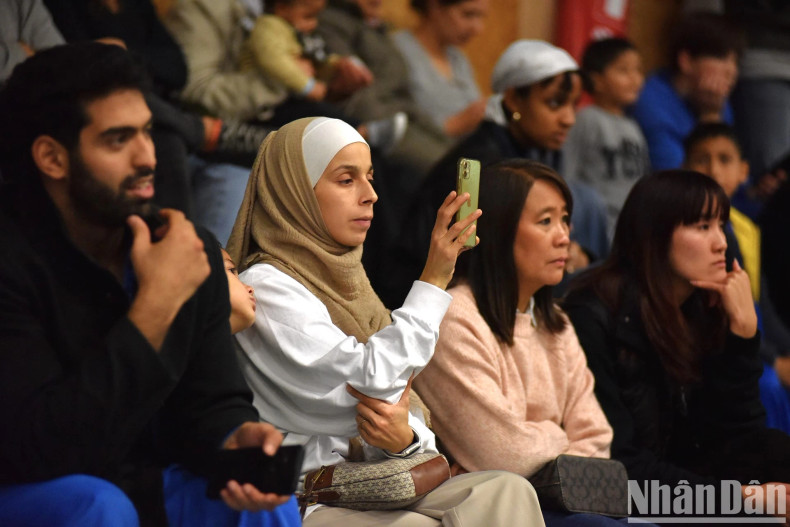 La danse est souvent accompagnée de tambours, de cymbales et de gongs, qui se synchronisent avec les mouvements du lion. Chaque mouvement du lion correspond à un rythme spécifique. La musique suit les mouvements du lion, le tambour suit le lion et les cymbales et le gong suivent le tambour.