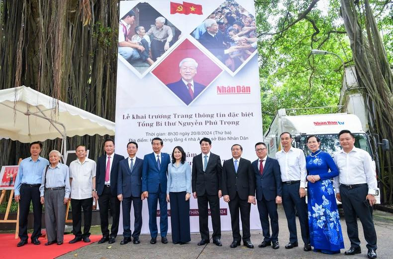 Dans la matinée du même jour, le journal Nhân Dân a lancé une page d’informations spéciale dédiée au Secrétaire général du Parti Nguyên Phu Trong. Selon Luong Cuong, membre du Bureau politique et permanent du Secrétariat du Comité central du Parti, cette initiative permet de mieux comprendre la vie, la carrière, l’exemple moral révolutionnaire et les grandes contributions de Nguyên Phu Trong, un dirigeant dévoué et visionnaire du Parti ». Photo : Thanh Dat/NDEL Dans la matinée du même jour, le journal Nhân Dân a lancé une page d’informations spéciale dédiée au Secrétaire général du Parti Nguyên Phu Trong. Selon Luong Cuong, membre du Bureau politique et permanent du Secrétariat du Comité central du Parti, cette initiative permet de mieux comprendre la vie, la carrière, l’exemple moral révolutionnaire et les grandes contributions de Nguyên Phu Trong, un dirigeant dévoué et visionnaire du Parti ». Photo : Thanh Dat/NDEL