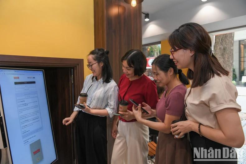 Il s’agit d’une initiative novatrice lancée par le journal Nhân Dân, en coordination avec Phygital Labs, dans le but d’apporter aux lecteurs des expériences physiques et digitales. Cette initiative permet également de promouvoir la technologie d’identification numérique, qui consiste à attacher des puces NFC sur d’autres types de cadeaux tels que des livres, des œuvres d’art ou encore des produits souvenirs. Photo: NDEL. Il s’agit d’une initiative novatrice lancée par le journal Nhân Dân, en coordination avec Phygital Labs, dans le but d’apporter aux lecteurs des expériences physiques et digitales. Cette initiative permet également de promouvoir la technologie d’identification numérique, qui consiste à attacher des puces NFC sur d’autres types de cadeaux tels que des livres, des œuvres d’art ou encore des produits souvenirs. Photo: NDEL.