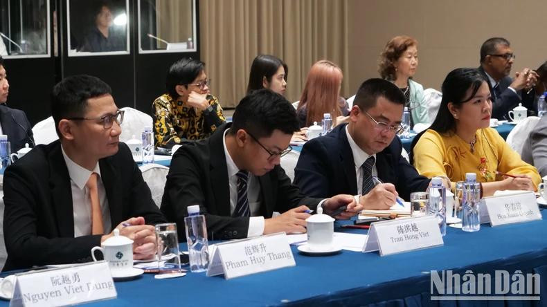 Selon Ngo Dong Hai, sur la base de l’esprit de l’internationalisme pur, le Parti et l'État vietnamiens tiennent toujours en haute estime le renforcement de leurs relations d’amitié avec les pays voisins et d’autres pays du monde entier. Ils souhaitent établir des relations plus profondes avec les partis politiques à travers le monde, dont ceux en Asie. Photo : NDEL. Selon Ngo Dong Hai, sur la base de l’esprit de l’internationalisme pur, le Parti et l'État vietnamiens tiennent toujours en haute estime le renforcement de leurs relations d’amitié avec les pays voisins et d’autres pays du monde entier. Ils souhaitent établir des relations plus profondes avec les partis politiques à travers le monde, dont ceux en Asie. Photo : NDEL.