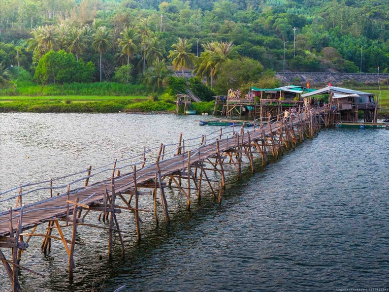 Le pont d'Ong Cop a été construit en 1998. Après plus de 20 ans, les habitants de la région ont toujours l'habitude de construire des ponts en bois.