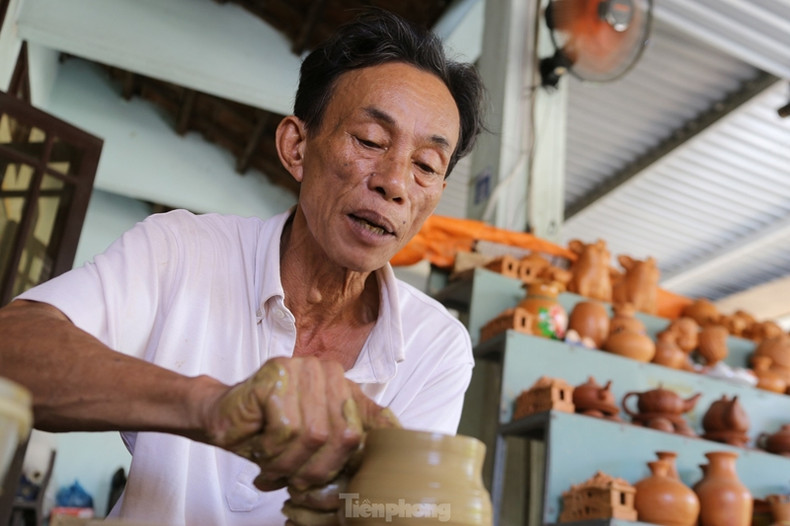 Malgré les vicissitudes historiques, le village de poterie de Thanh Ha a toujours réussi à préserver son artisanat, séduisant de plus en plus de touristes nationaux et étrangers.