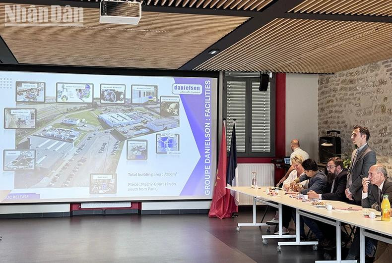 Les entreprises françaises ont affirmé leur volonté de lancer les projets de coopération et d’investissement dans la province vietnamienne de Thai Binh, notamment dans la production industrielle, les nouvelles technologies, l’économie numérique, l'environnement, l'éducation et la santé. Photo: MINH DUY/NDEL. Les entreprises françaises ont affirmé leur volonté de lancer les projets de coopération et d’investissement dans la province vietnamienne de Thai Binh, notamment dans la production industrielle, les nouvelles technologies, l’économie numérique, l'environnement, l'éducation et la santé. Photo: MINH DUY/NDEL.