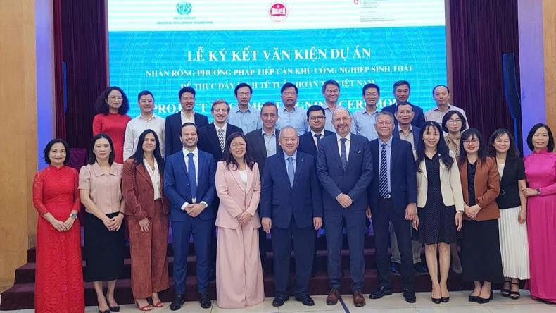 Le vice-ministre vietnamien du Plan et de l’Investissement, Do Thanh Trung, a hautement apprécié la décision du SECO et de l’ONUDI de choisir le Vietnam comme l’un des 5 pays bénéficiaires du Programme mondial de parcs éco-industriels pour la 2e phase (2024 – 2028) avec un capital total sous forme d’aide publique au développement de 3,346 millions de dollars. Photo : NDEL. Le vice-ministre vietnamien du Plan et de l’Investissement, Do Thanh Trung, a hautement apprécié la décision du SECO et de l’ONUDI de choisir le Vietnam comme l’un des 5 pays bénéficiaires du Programme mondial de parcs éco-industriels pour la 2e phase (2024 – 2028) avec un capital total sous forme d’aide publique au développement de 3,346 millions de dollars. Photo : NDEL.