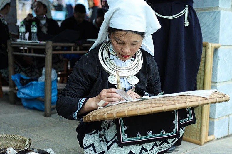 Avec leur habileté et leur créativité, les femmes de Dao Tiên utilisent de la cire d’abeille pour créer des motifs de décoration sur leurs produits artisanaux tels que les sacs à main, les portefeuilles, les foulards, les serviettes ou encore les vêtements. Photo: NDEL. Avec leur habileté et leur créativité, les femmes de Dao Tiên utilisent de la cire d’abeille pour créer des motifs de décoration sur leurs produits artisanaux tels que les sacs à main, les portefeuilles, les foulards, les serviettes ou encore les vêtements. Photo: NDEL.