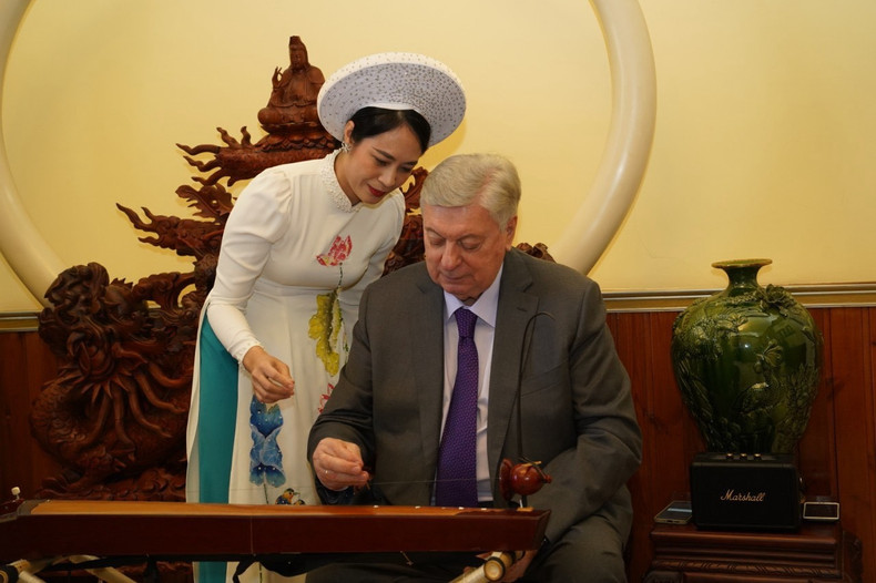 Le recteur du MGIMO, A.V. Torkunov, apprend à jouer du monocorde vietnamien (đàn bầu). Photo : Ambassade du Vietnam en Russie.