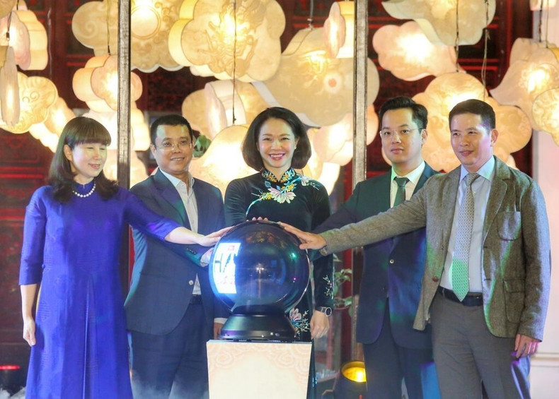 Invités à la cérémonie de lancement des 15 services touristiques nocturnes de Hanoï. Photo : VNA. Invités à la cérémonie de lancement des 15 services touristiques nocturnes de Hanoï. Photo : VNA.