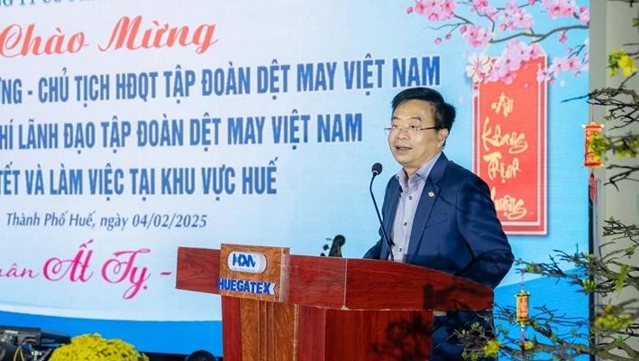 Selon Le Tien Truong, président du groupe vietnamien du textile et de l’habillement (VINATEX), dans le contexte où l’économie verte est devenue une tendance inévitable, l’industrie du textile-habillement occupe toujours une position importante grâce au caractère irremplaçable de ses produits. Pourtant, elle doit faire face à de nombreux défis et difficultés dans la course vers un passage au vert. Photo : VINATEX. Selon Le Tien Truong, président du groupe vietnamien du textile et de l’habillement (VINATEX), dans le contexte où l’économie verte est devenue une tendance inévitable, l’industrie du textile-habillement occupe toujours une position importante grâce au caractère irremplaçable de ses produits. Pourtant, elle doit faire face à de nombreux défis et difficultés dans la course vers un passage au vert. Photo : VINATEX.