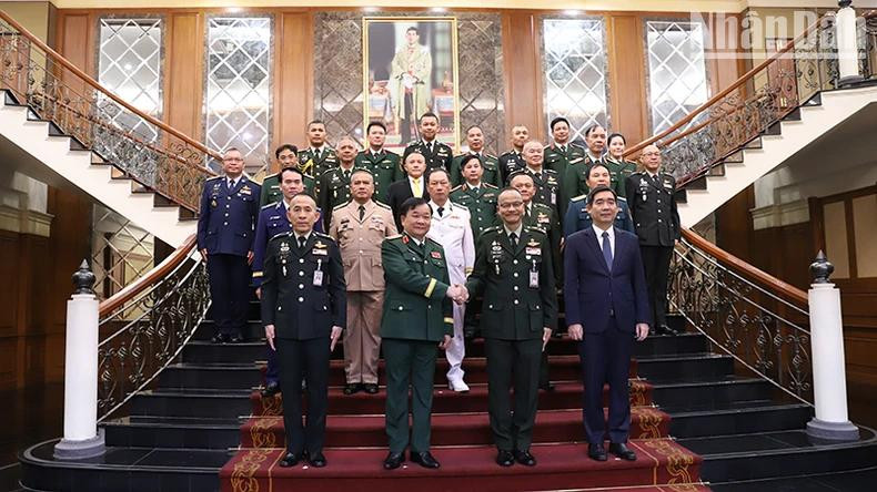 Les deux parties ont souligné l’importance de renforcer les échanges entre les jeunes officiers, la coopération entre différentes unités militaires et le partage de points de vue sur les questions d’intérêt commun. Cela contribuera à rendre la coopération bilatérale de plus en plus substantielle et efficace. Photo : NDEL Les deux parties ont souligné l’importance de renforcer les échanges entre les jeunes officiers, la coopération entre différentes unités militaires et le partage de points de vue sur les questions d’intérêt commun. Cela contribuera à rendre la coopération bilatérale de plus en plus substantielle et efficace. Photo : NDEL