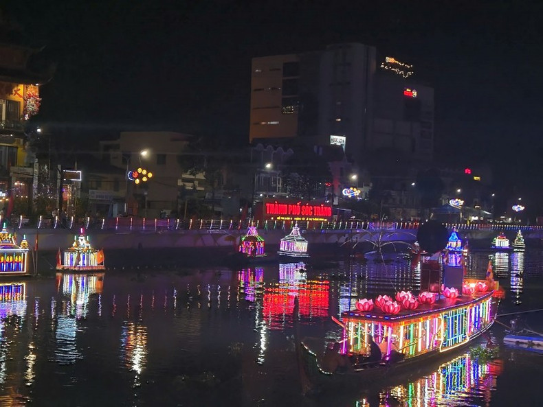 Les bateaux Cà Hâu sont conçus avec des motifs khmers. Photo : thoidai.vn.
