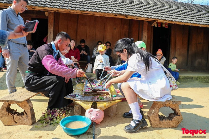 M. Cua guide les visiteurs pour disposer les fleurs et les plantes sur le moule avant de verser la pâte à papier. "Vous êtes libre de créer vos propres peintures", a-t-il ajouté. M. Cua guide les visiteurs pour disposer les fleurs et les plantes sur le moule avant de verser la pâte à papier. "Vous êtes libre de créer vos propres peintures", a-t-il ajouté.