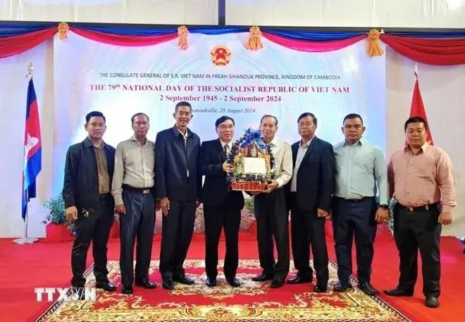Les délégués félicitent le consul général du Vietnam au Cambodge Lai Xuân Chiên à l’occasion de la 79e Fête nationale du Vietnam. Photo : VNA.