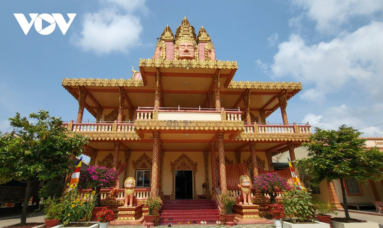Sculptée de motifs jaunes et colorés, la pagode Xiem Can est un ouvrage reflétant l’identité culturelle et religieuse des Khmers. Elle est aménagée de manière harmonieuse avec les autres constructions environnantes telles que logements des bonzes, temples et Sala (maison de réunion où les bonzes et les fidèles se retrouvent avant les séances de culte). Photo: VOV.