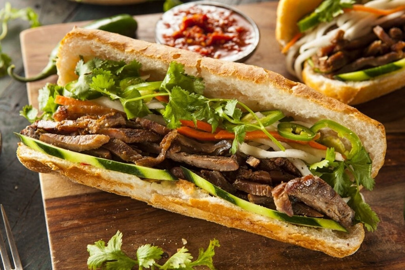 Autre aliment de base vietnamien apprécié dans le monde entier, le bánh mì est le célèbre sandwich du pays. Photo : celebritycruises