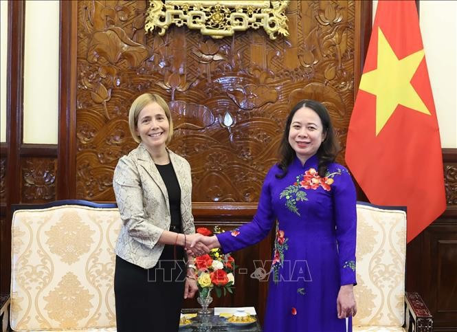 La Présidente par intérim Vo Thi Anh Xuân (droite) et l'ambassadrice péruvienne Patricia Yolanda Raez Porto Carrrero. Photo : VNA. La Présidente par intérim Vo Thi Anh Xuân (droite) et l'ambassadrice péruvienne Patricia Yolanda Raez Porto Carrrero. Photo : VNA.